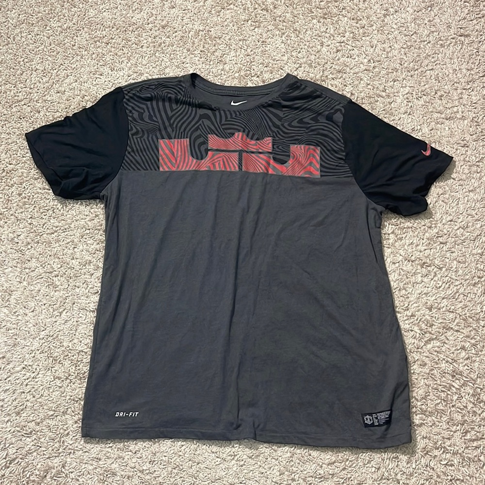 EUC Men’s Nike Dri-Fit Gray/Red/Black Lebron James Athletic SS Shirt Size XL